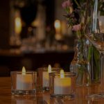 3 waxinelichtjes van dorsetto bij wijnglazen op tafel 