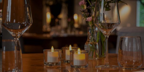 3 waxinelichtjes van dorsetto bij wijnglazen op tafel 
