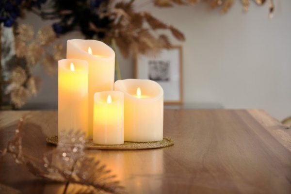 kaarsen set van dorsetto op goud kleurige onderzetter op tafel