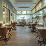 restaurant met een aantal 2 persoons tafels en kaarsen van dorsetto