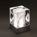 tafellamp van dorsetto glas met zwart op zwarte achtergrond oplaadbaar 