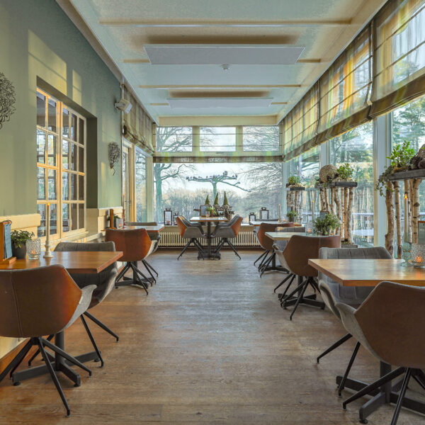 restaurant met een aantal 2 persoons tafels en kaarsen van dorsetto