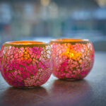 Led kaarsen in een roze kaarsenhouder