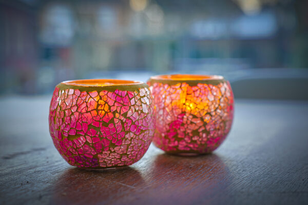 Led kaarsen in een roze kaarsenhouder