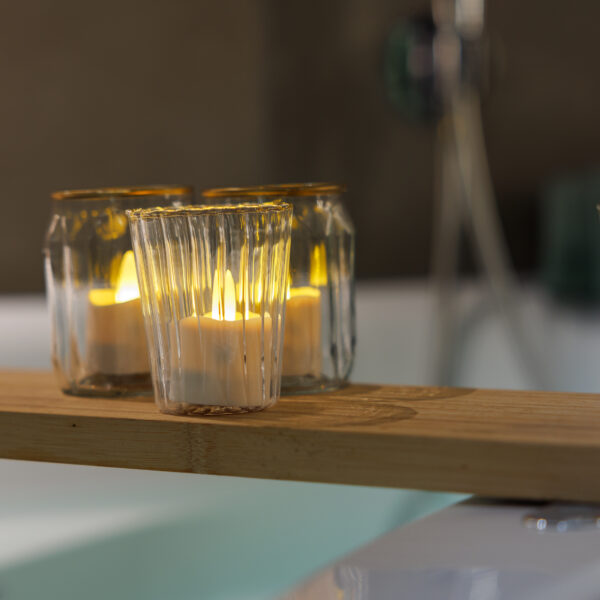 warme witte led kaarses op een plank in bad
