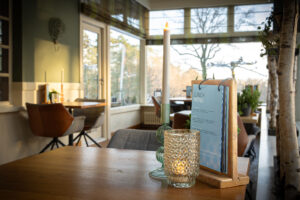 2 kaarsen met een menukaart in een restaurant
