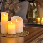sfeerfoto kaarsen met afstandsbediening op tafel