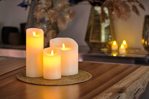 sfeerfoto kaarsen met afstandsbediening op tafel