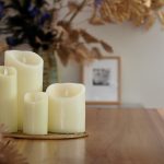 4 kaarsen van dorsetto op een tafel met gouden planten op de achtegrond
