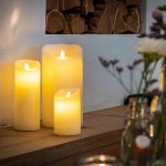 sfeerfoto kaarsen met afstandsbediening op tafel