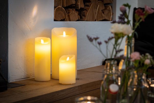 sfeerfoto kaarsen met afstandsbediening op tafel