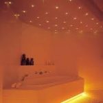warme badkamer met lichtjes in het plafond