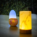 Een aantal verschillende lampen van Dorsetto zoals een tafellamp en een waxinelichtje in een houder