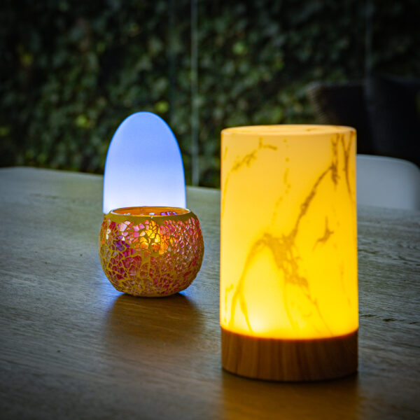 Een aantal verschillende lampen van Dorsetto zoals een tafellamp en een waxinelichtje in een houder