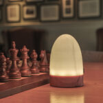 Leeslamp van dorsetto naast een houten schaakbord