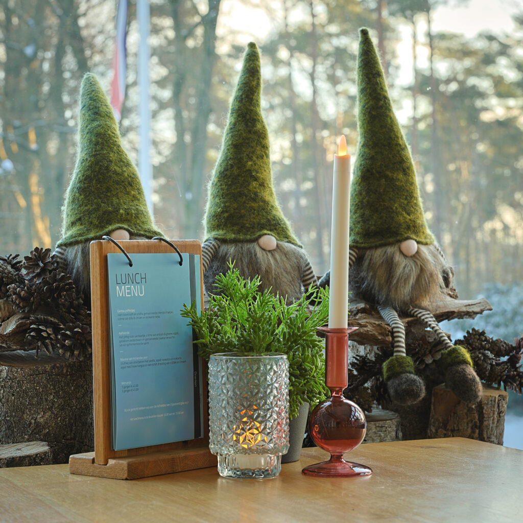 Ledkaarsen met bewegende vlam en afstandsbediening voor ieder event 2 Ledkaarsje houder op tafer in restaurant