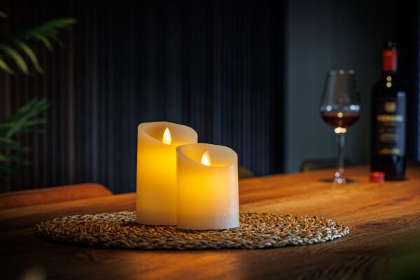 sfeerfoto led wax kaarsen set 2 kaarsen op keukentafel wijn