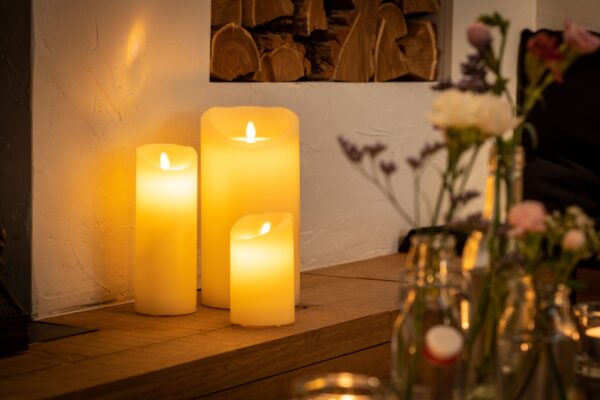 set van 3 led waxkaarsen in de woonkamer