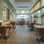 een restaurant gezellig gemaakt door led karen en waxine lichtjes