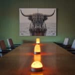 3 mooie tafellampen op een lange eettafel