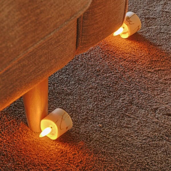 led waxine lichtjes op de grond