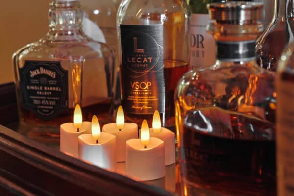 Led-waxinelichtjes op een drank tafel