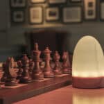 mooie tafellamp met een schaak bord op de achter grond