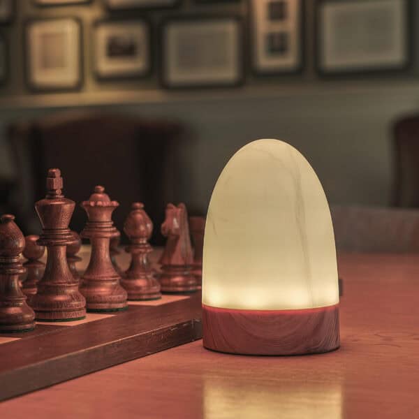 mooie tafellamp met een schaak bord op de achter grond