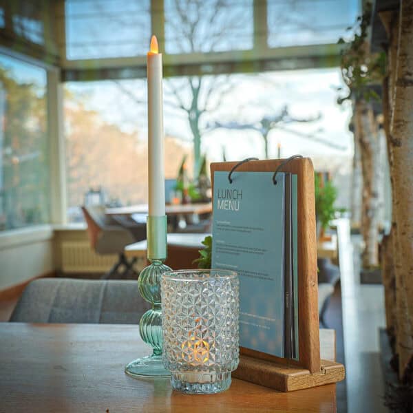 Mooie LED-kaarsen in een glazen houder in een restaurant.