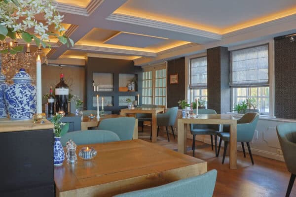 restaurant gezellig gemaakt door led kaarsen