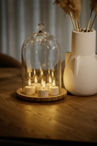 De oplaadbare LED waxinelichtjes van Dorsetto op een sfeervolle manier op tafel gezet.