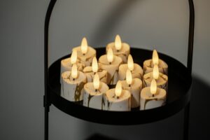 Mooie LED waxinelichtjes van het merk Dorsetto op een bij zet tafel.